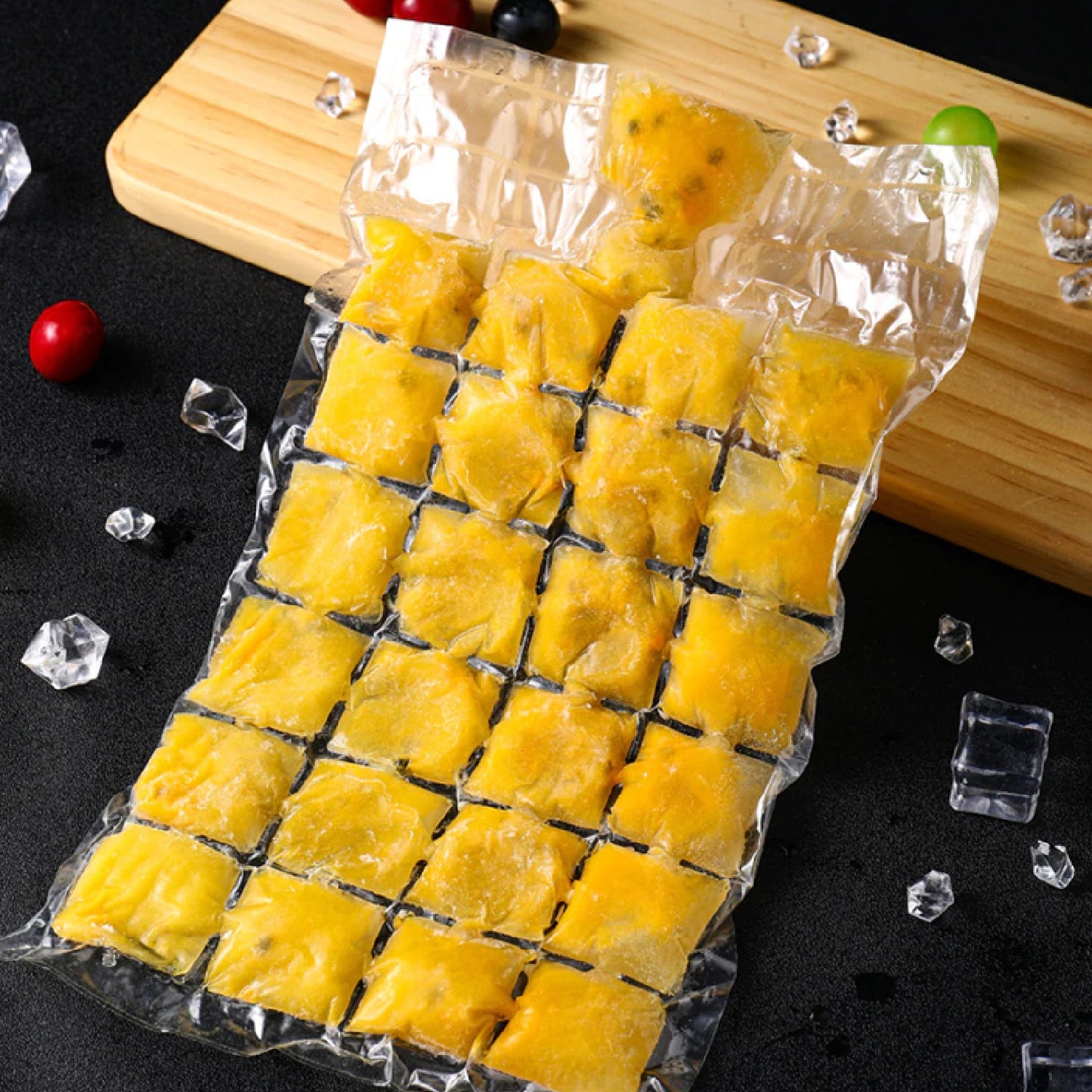 Disposable Ice Cube Bags Stackable Easy Release Ice Cube Mold Trays Self-Seal Freezing Makercold Ice Pack Cooler Bag For Cocktail Food Wine