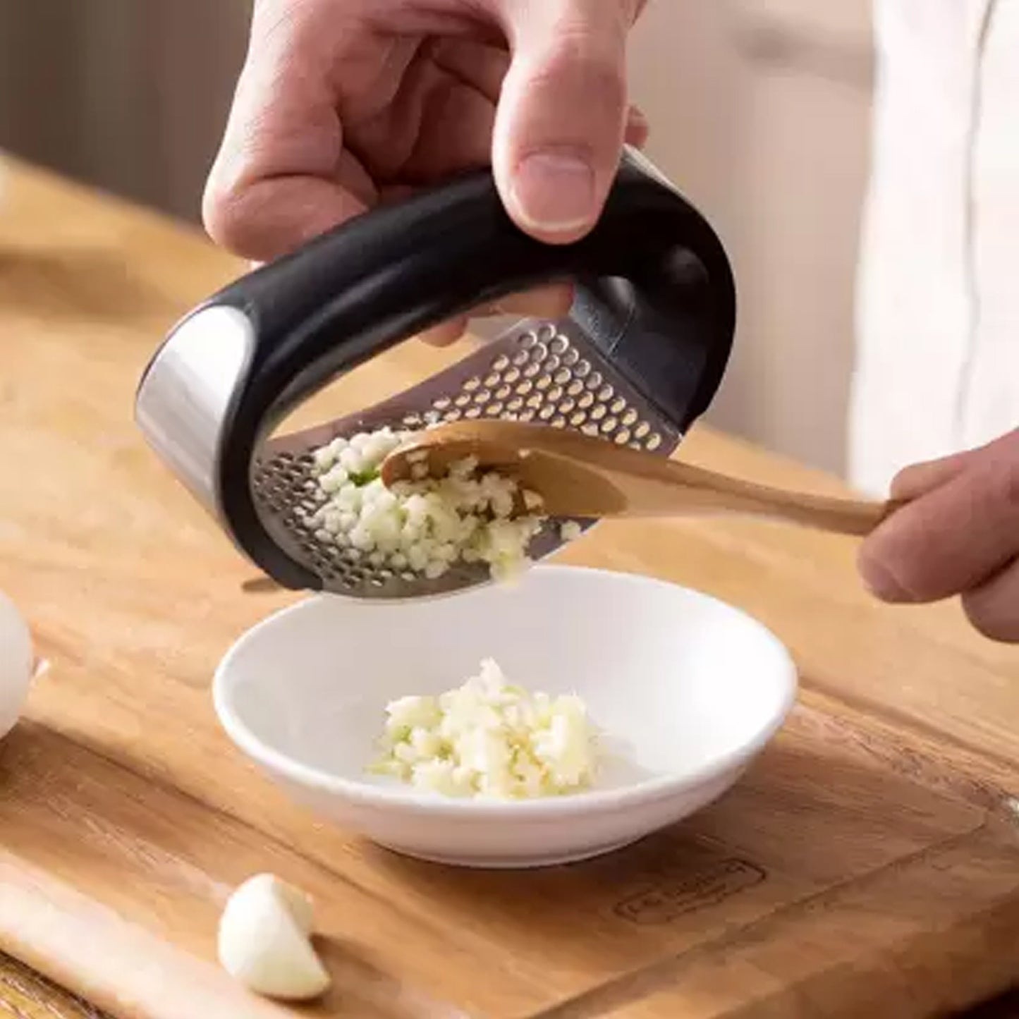 Multipurpose Garlic Presser Squeeze Press Crusher Stainless Steel Kitchen Tools Quick Handy Ginger Garlic Crusher