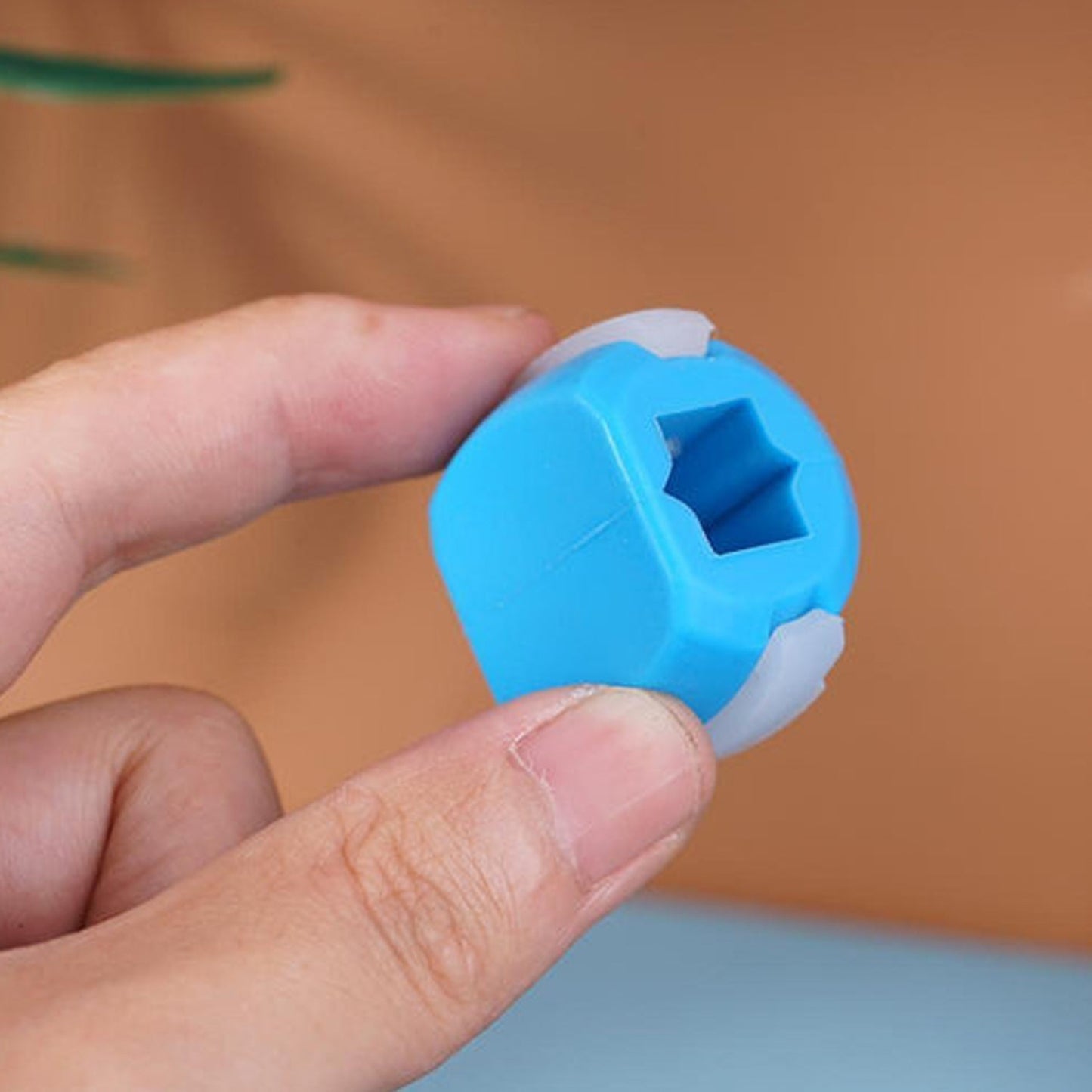 V Cn Blue Jaw Exerciser Used To Gain Sharp And Chiselled Jawline Easily And Fast.