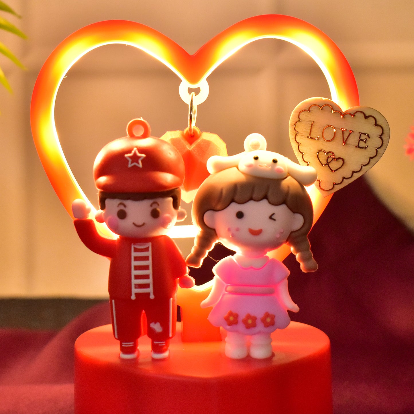 Cuteromantic Couple Love Showpiece With Heart Frame (1 Pc)
