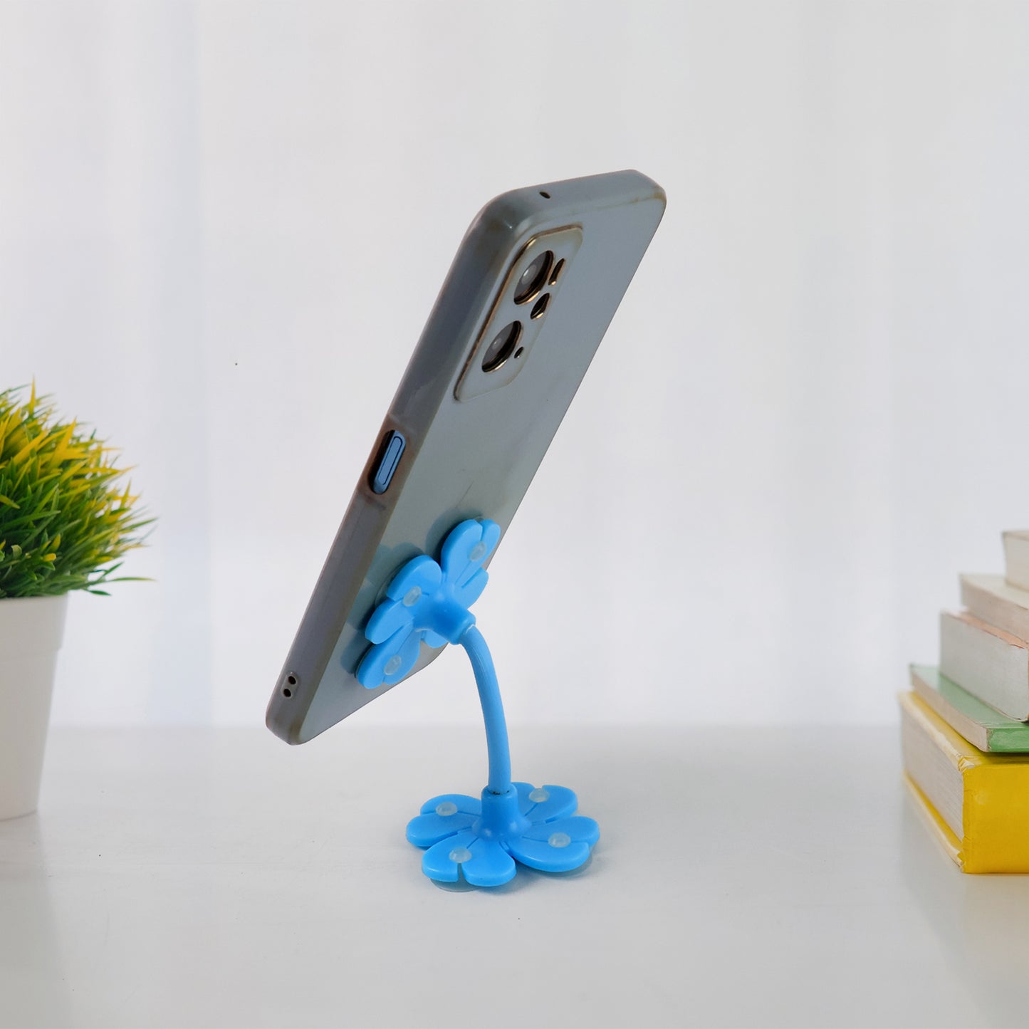 360 Rotatable Flower Shape Cellphone Holder Car  Mount Sucker Stand (Multicolored With Box))