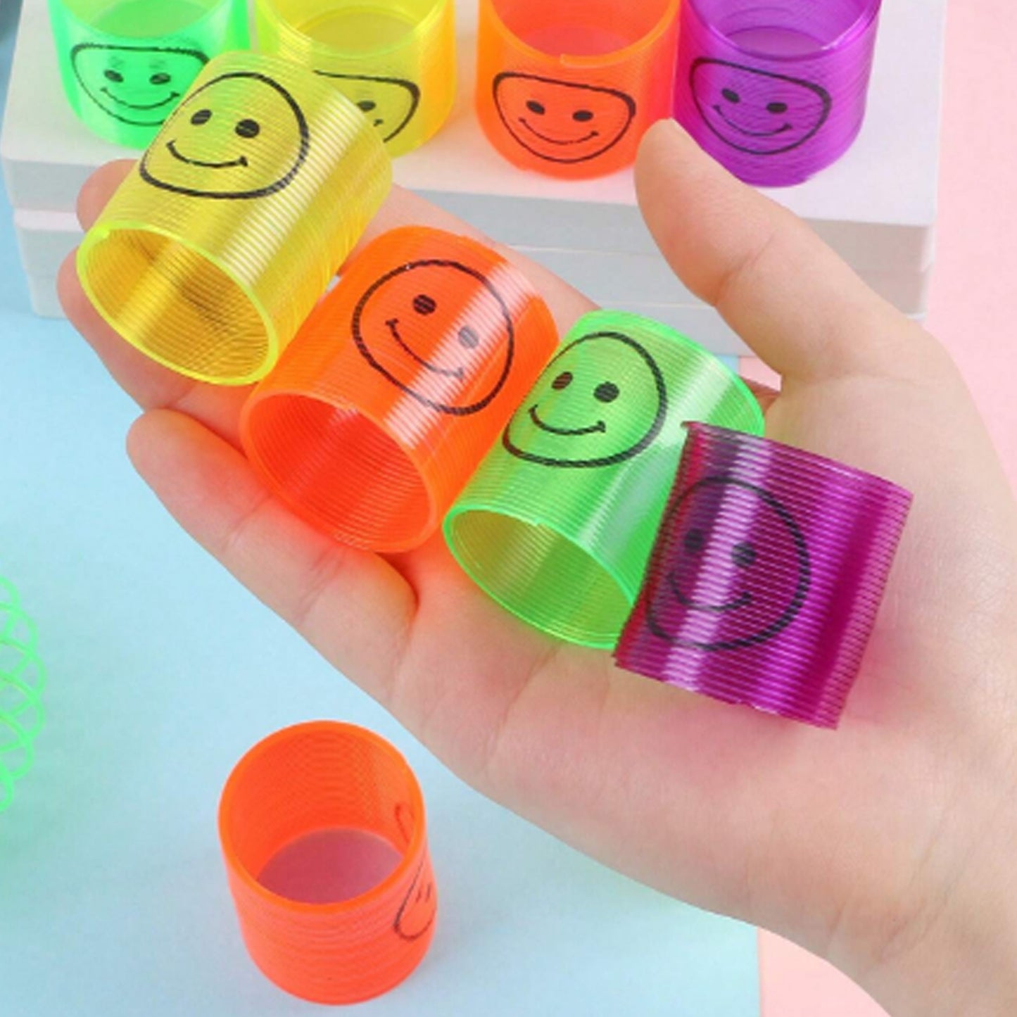 Multicolor Magic Smiley Spring Spring Toys Slinky Slinky Spring Toy Toy For Kids For Birthdays Compact And Portable Easy To Carry (12 Pcs Set)
